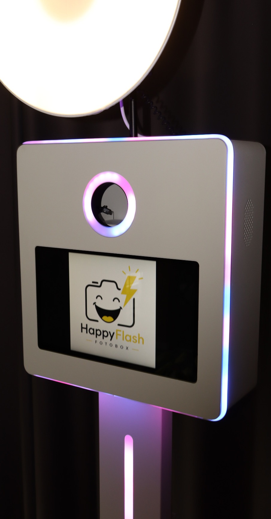 Seitliche Detailaufnahme der HappyFlash Fotobox mit farbigen LED-Kanten und Display